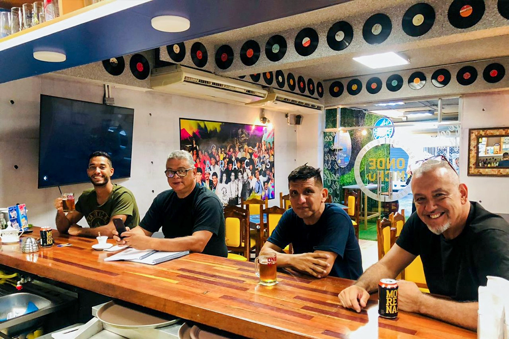 Tomando cerveza en compañia de amigos en Onde Michu Café & Bar