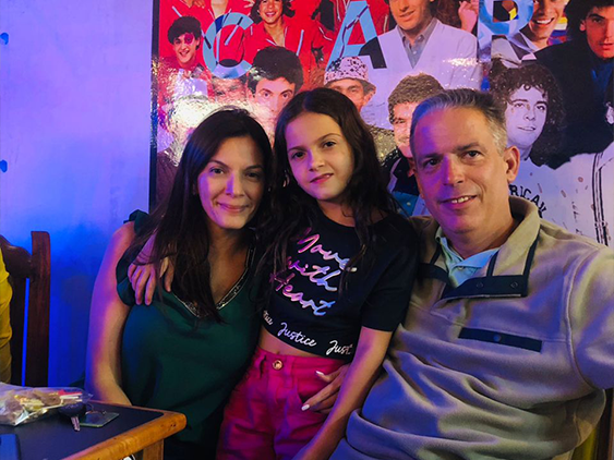 Padre, Madre e hija disfrutando de un rico almuerzo en onde michu