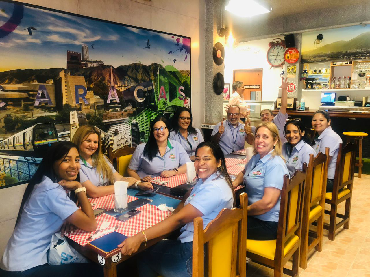 Grupo de trabajadores en un rico almuerzo en onde michu