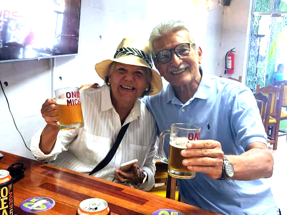 Hermosa pareja compartiendo una buena cerveza